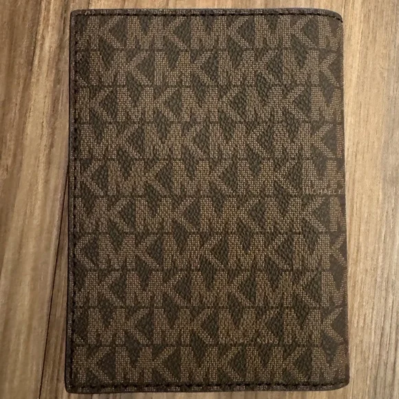 Michael Kors Logo Passport Holder- Brand New NEVER used. - Picture 2 of 4